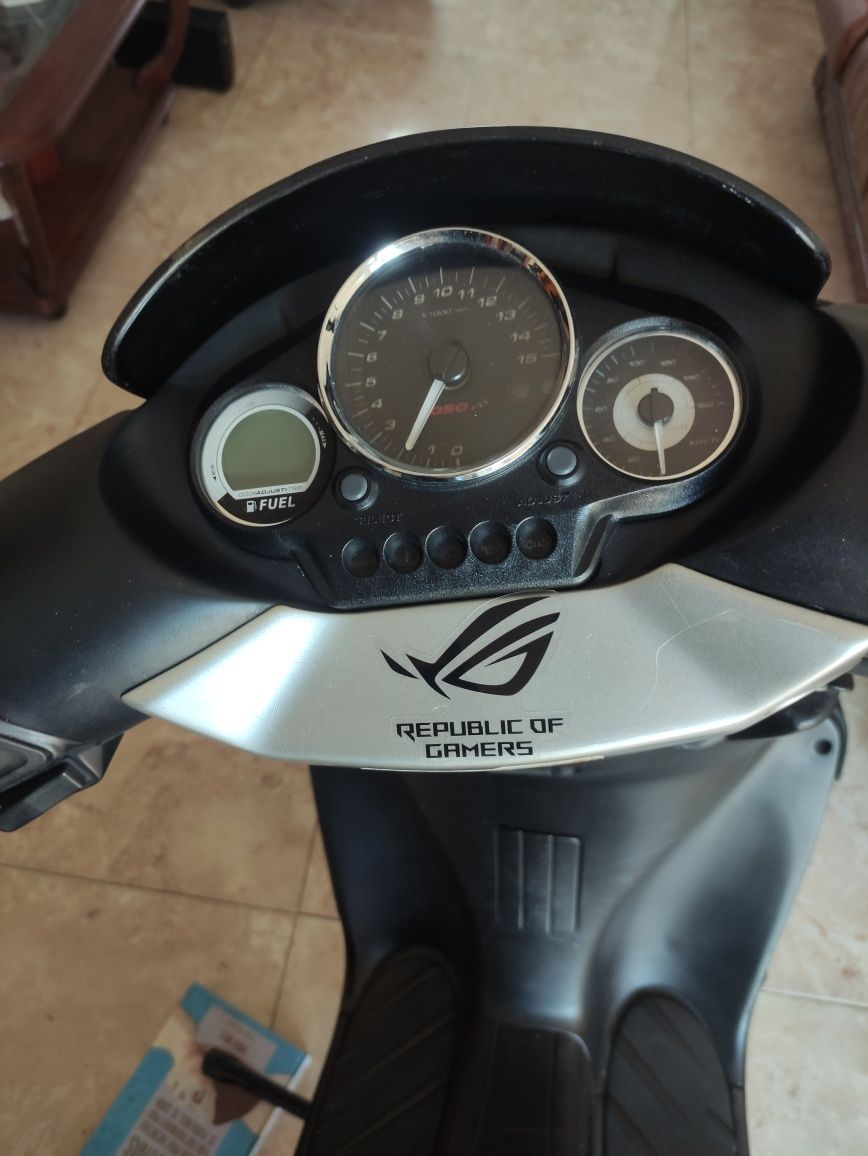 Aprilia sr 50 com muito material