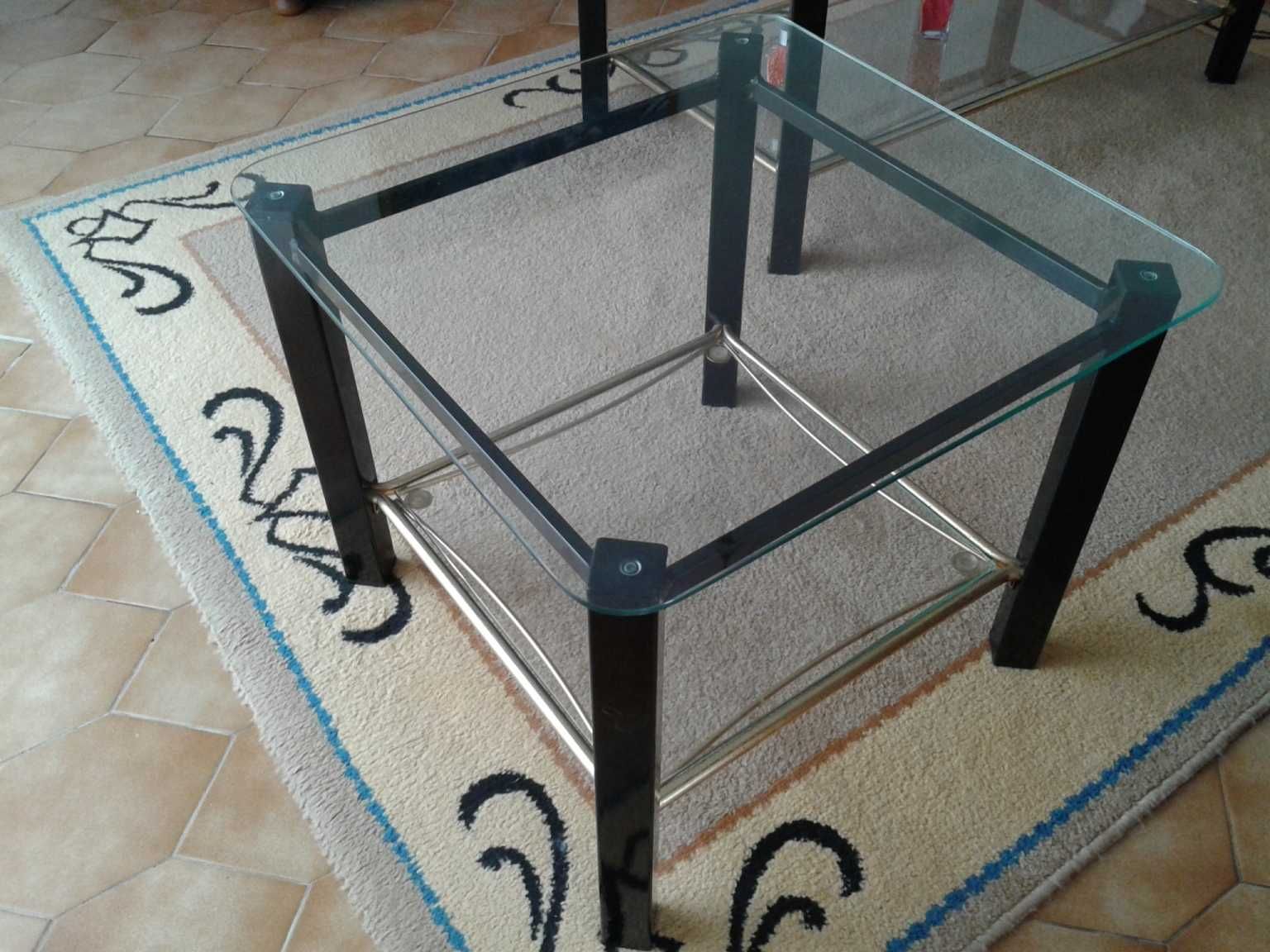 Mesa de vidro quadrada preta e dourada
