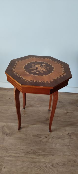 Mesa com caixa de música