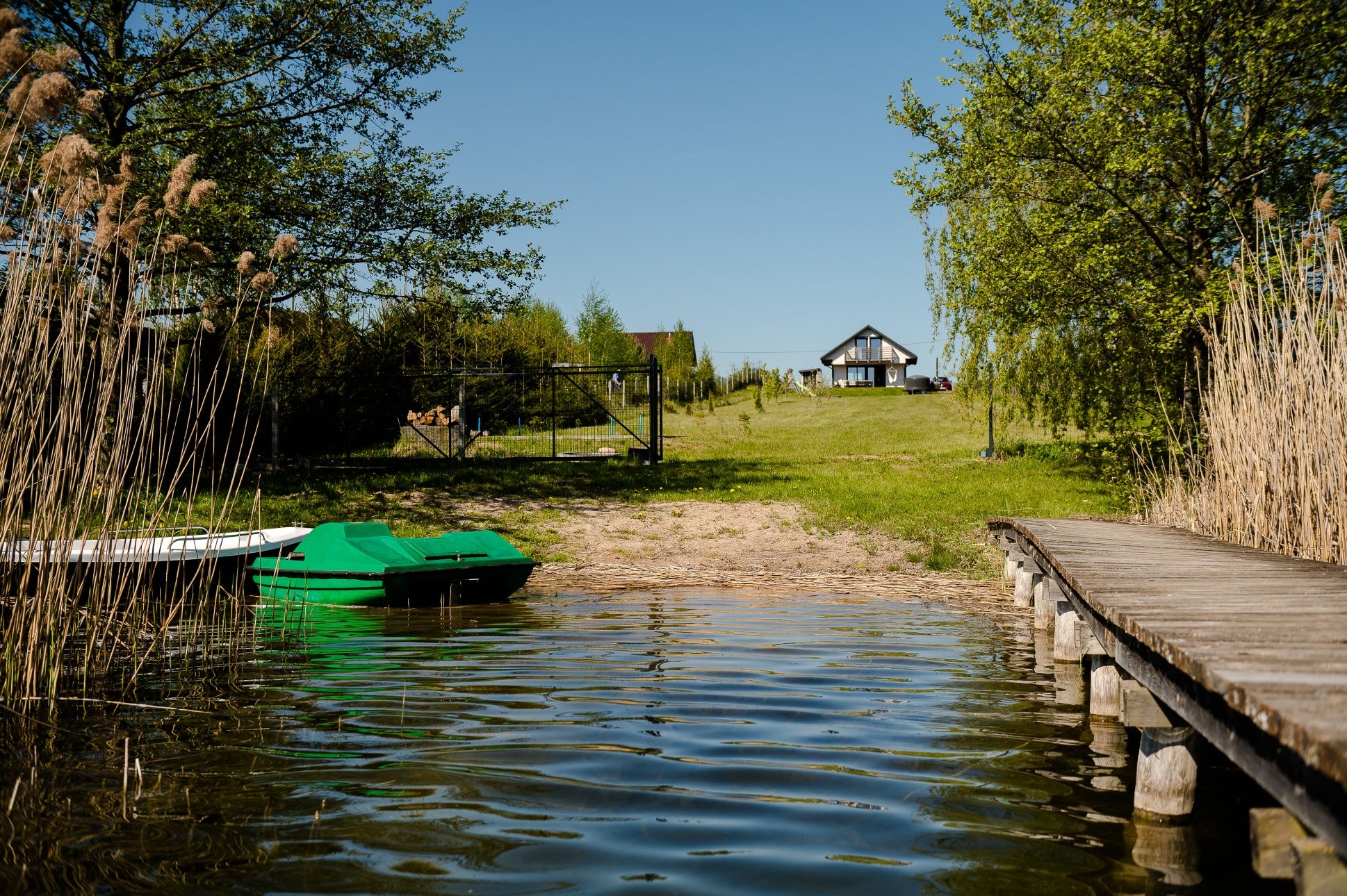 Domek nad jeziorem, bania VIP jacuzzi, prywatna plaża i pomost.