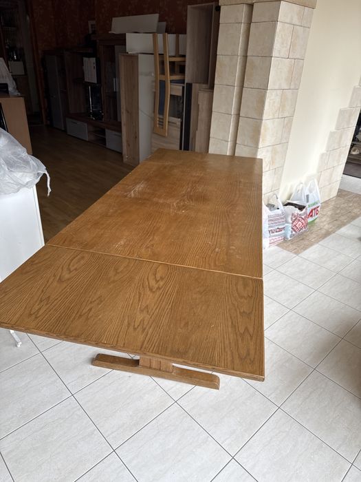 Розкладний деревянний стіл.