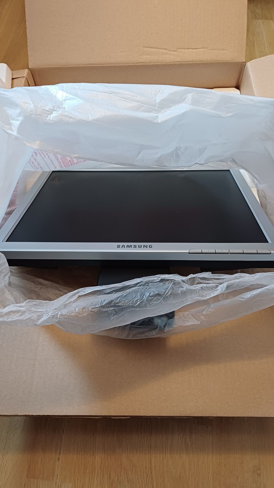 Monitor LCD Samsung 19" mało uzywany