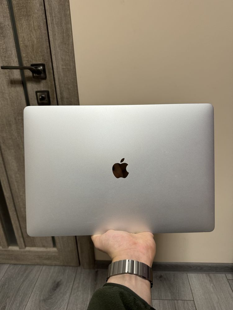 Macbook pro 16 2019 core i9 16/512gb amd pro 5300m 4gb