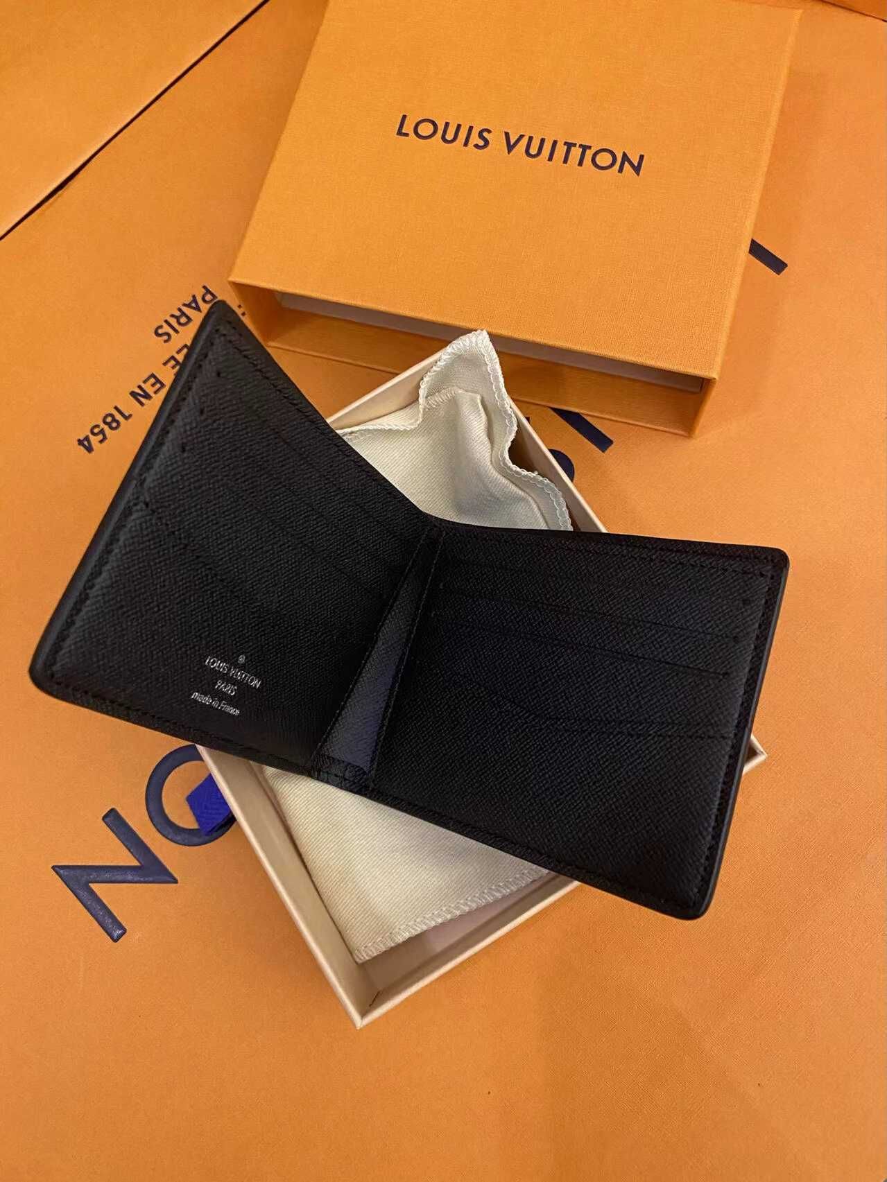 Czarne etui na monety Louis Vuitton w szachownicę