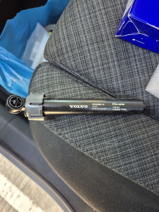 Розпилювач (омивач) лівої фари Volvo XC60 32328266