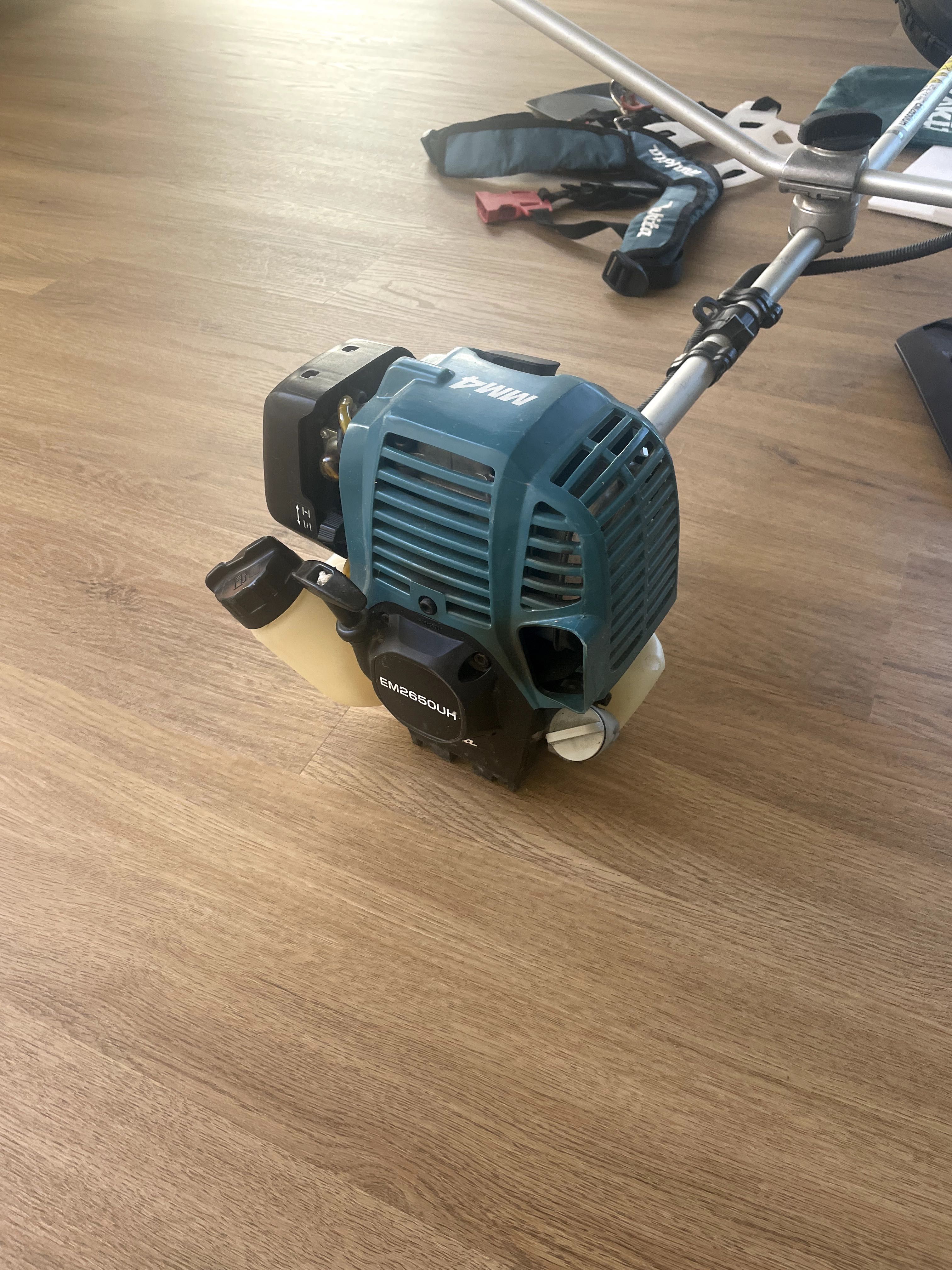 Kosa spalinowa 4-suwowa Makita EM2650UH