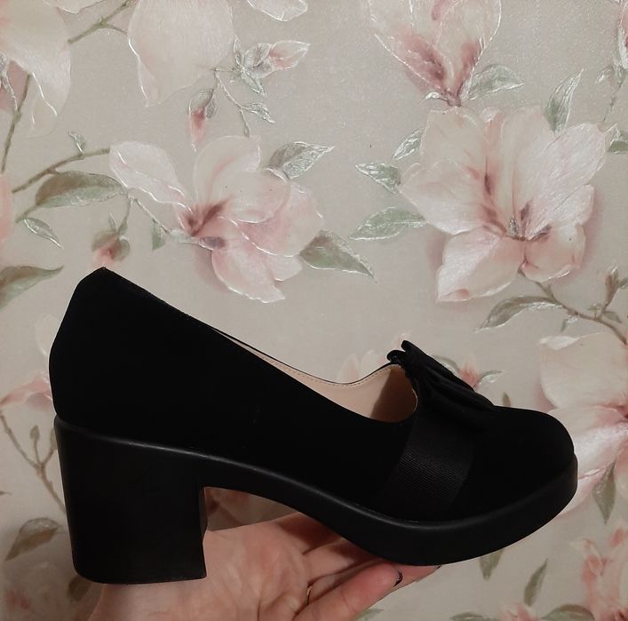 Продам замшеві туфлі