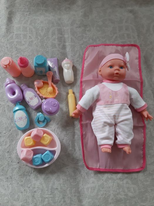 Lalka z akcesoriami i matą do przewijania