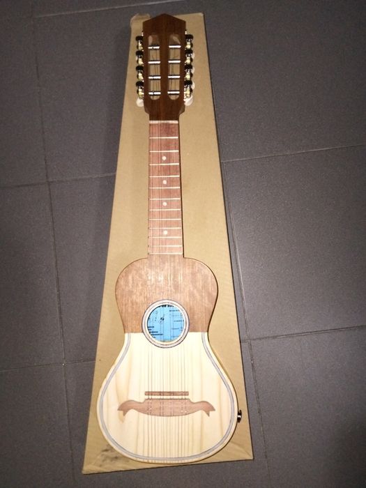 Cavaquinho de 8 cordas elétrico