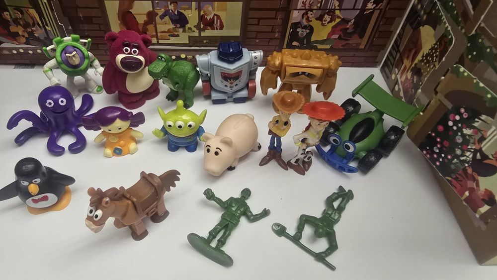 Продам полную серию истории игрушек