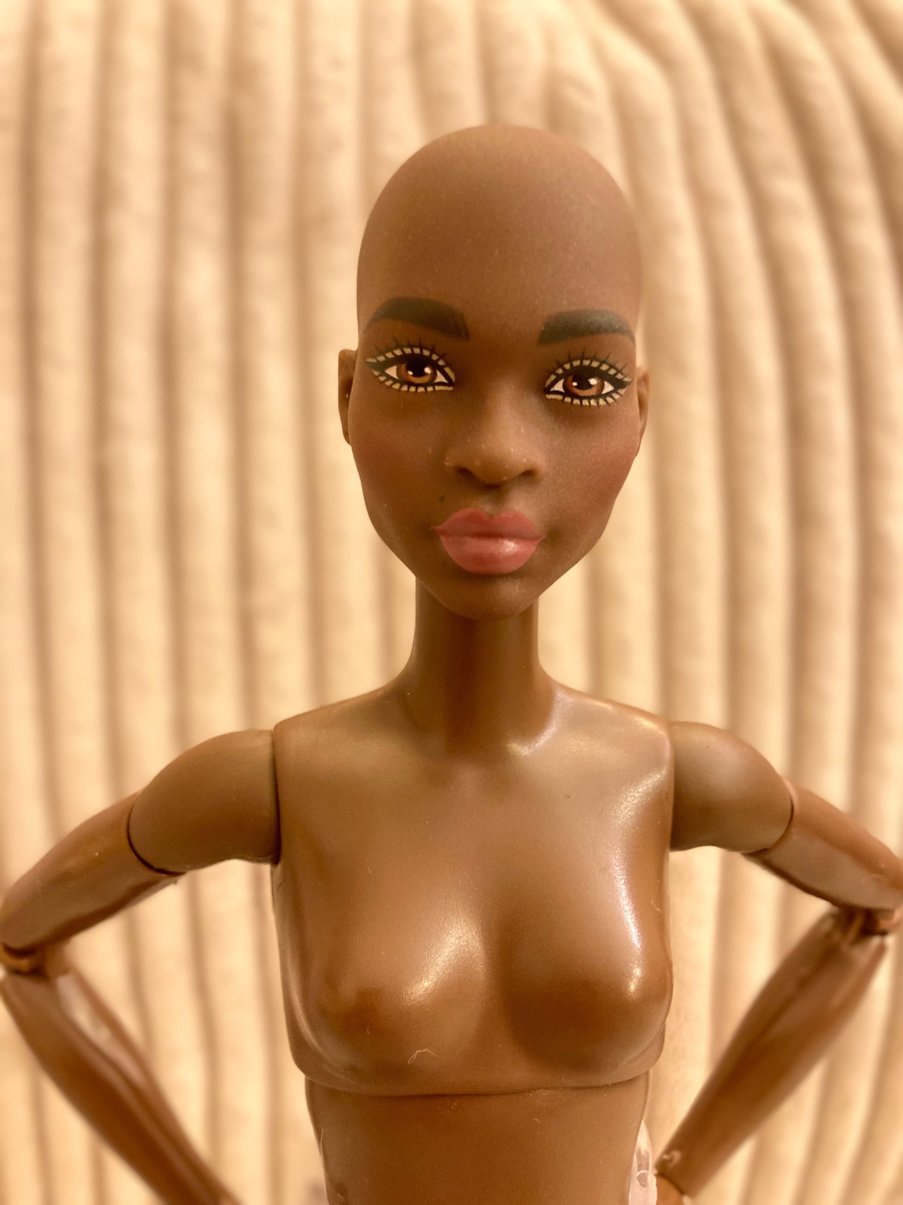 Barbie Basics Creations z wymienną peruką z zestawu 03