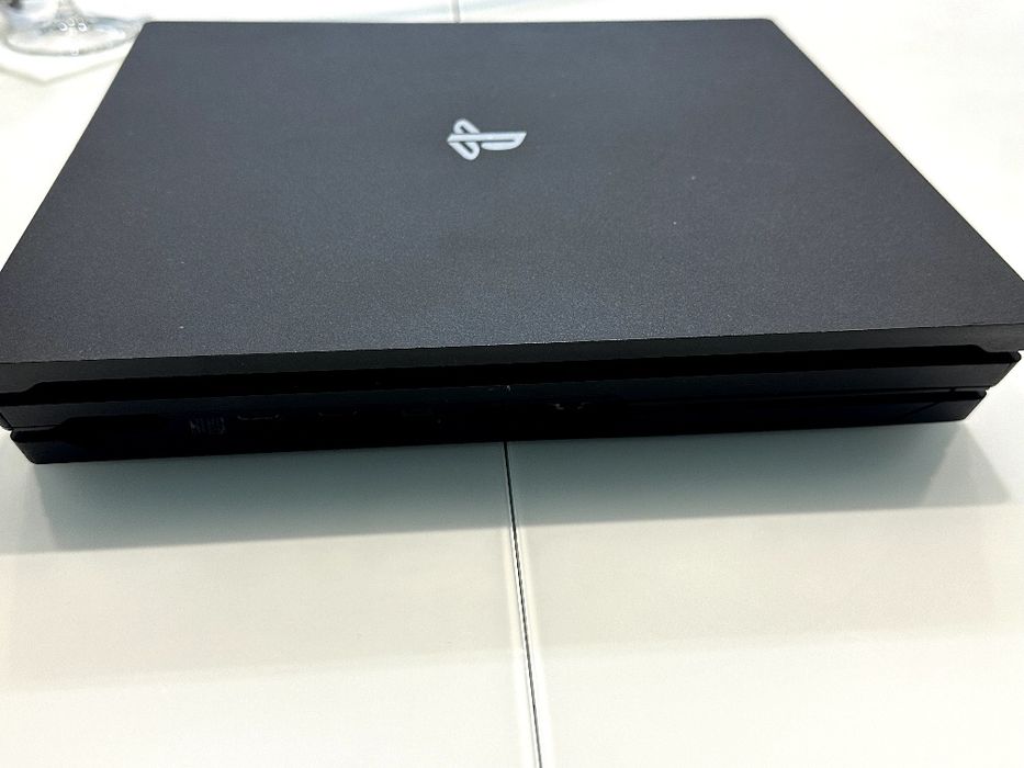 PlayStation 4 pro. В хорошем состояние в комплекте два джостика.