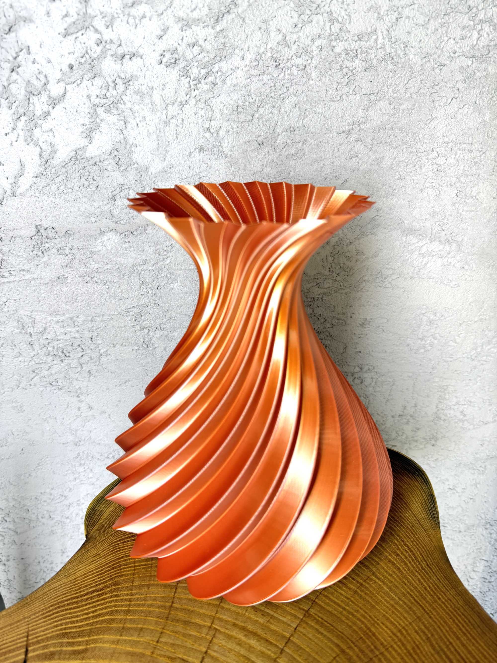 Nowoczesny, stylowy wazon spiralny, karbowany, druk 3D, miedziany