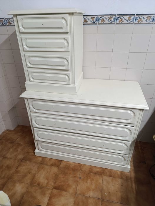 Cómoda e mesa de cabeceira