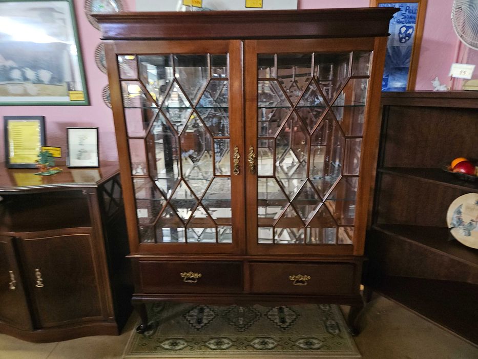 Cristaleira antiga em óptimo estado geral