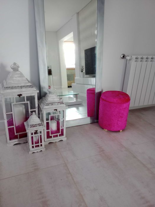 Puf ou banco redondo cor de rosa