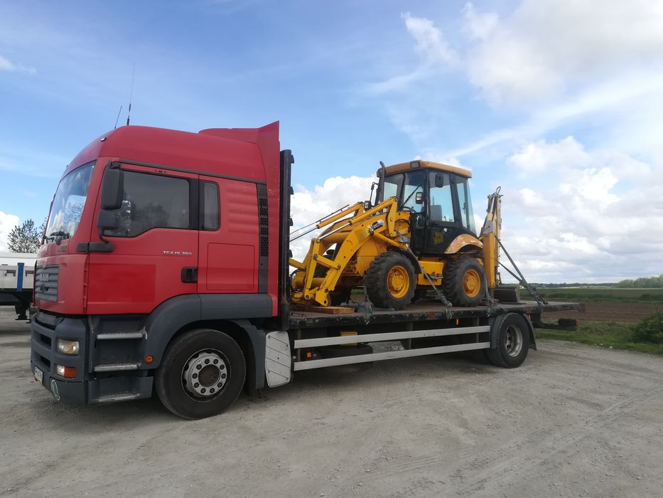 Transport maszyn rolniczych budowlanych laweta pomoc drogowa holowanie
