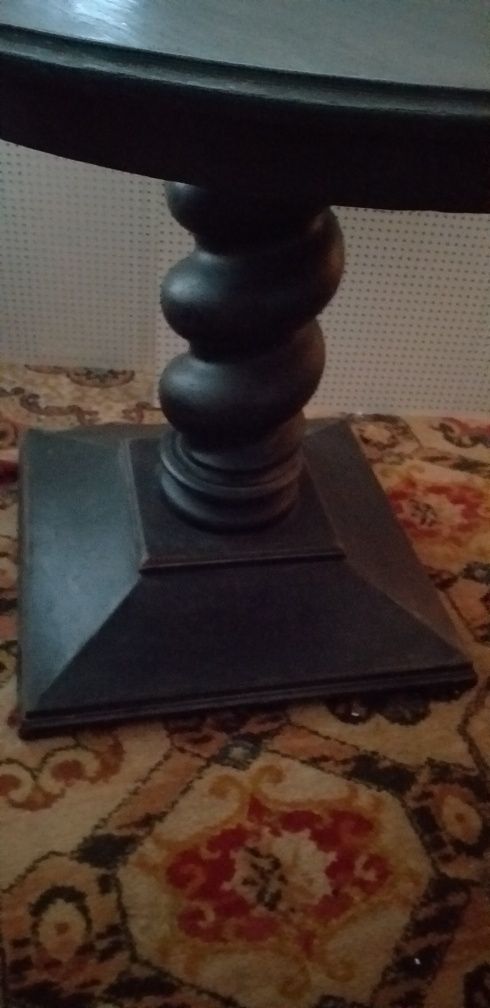 Stół okrągły, zabytkowy.
