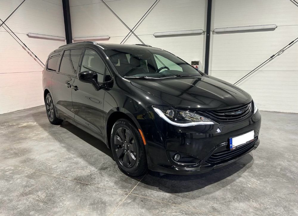 Wynajem 7 os.Chrysler Pacifica S HYBRID Plug in