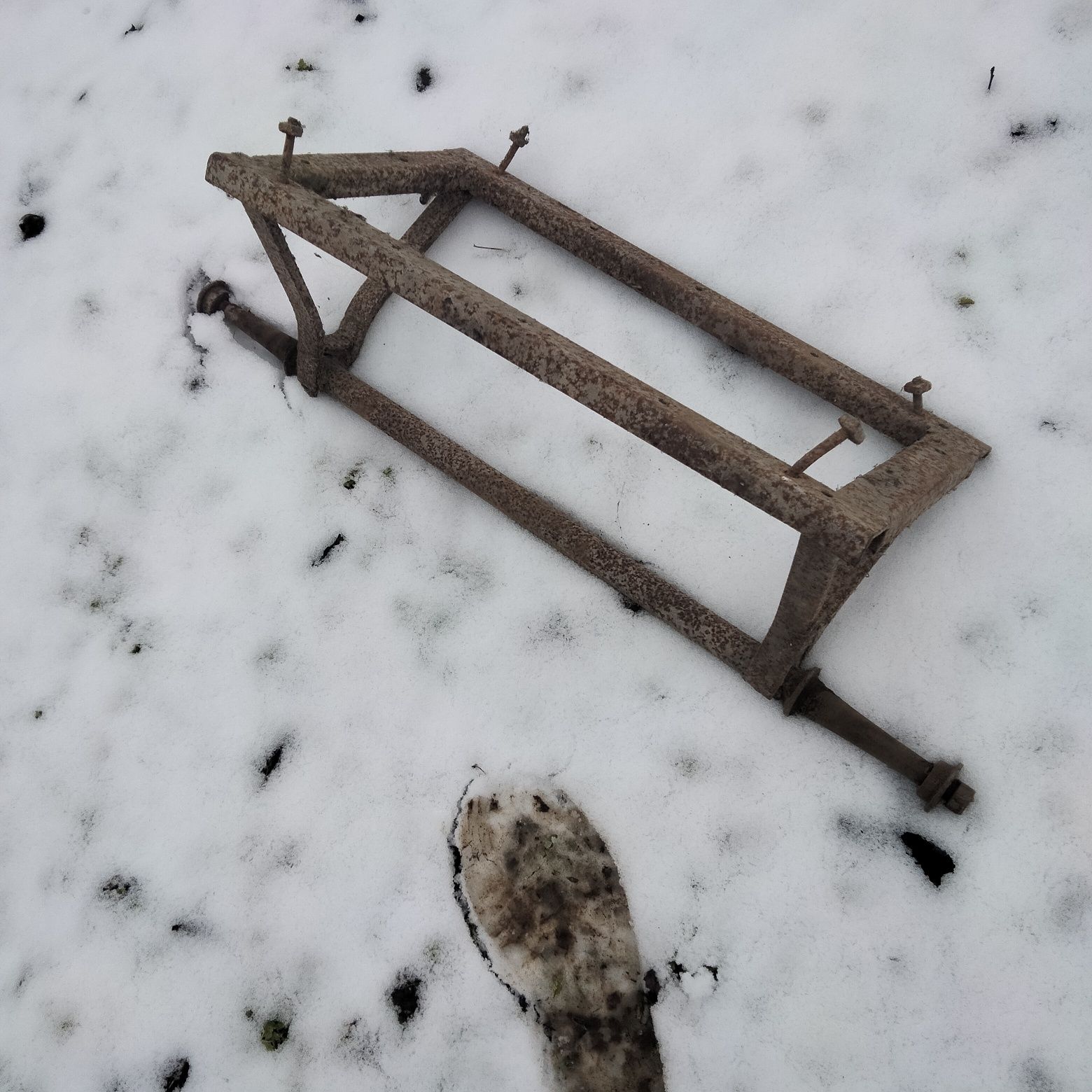 Вісь зрамою причепа або тачки.