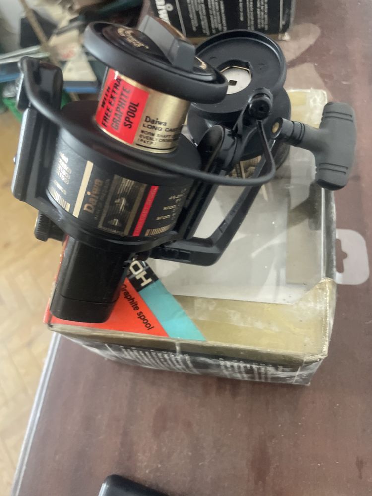 Carreto de pesca marca DAIWA modelo PR2000H