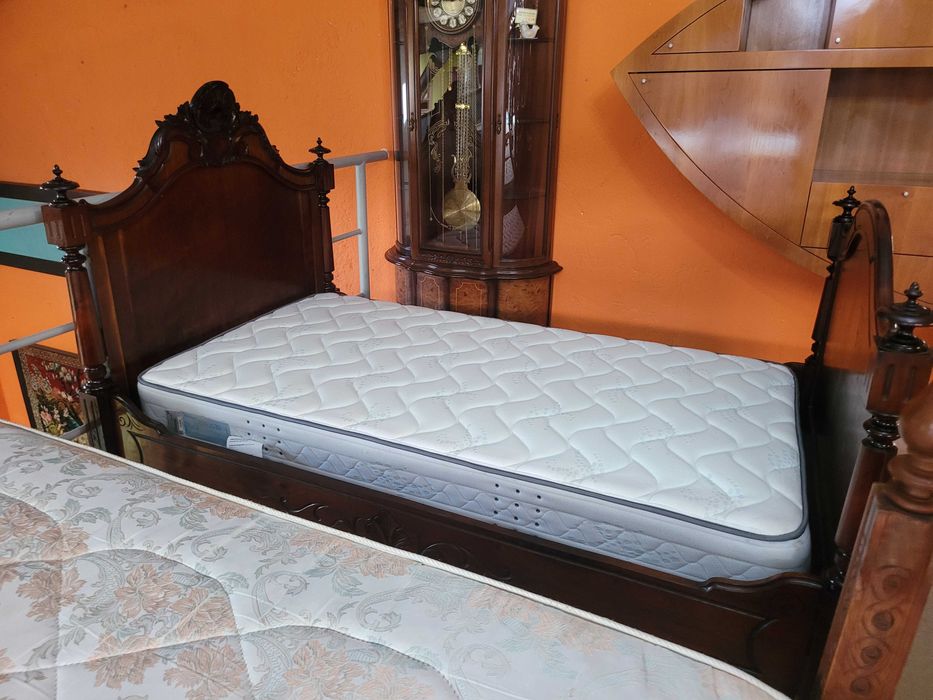 Cama muito antiga com estrado e colchão - Muito bom esta