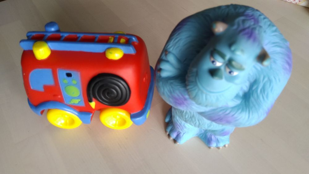 Carro bombeiros Toys & Us + Sully da Monsters & co. Disney/Pixar