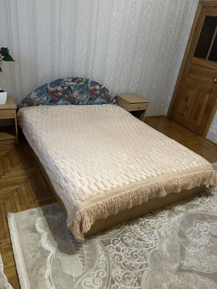 Двоспальне ліжко із підйомним механізмом