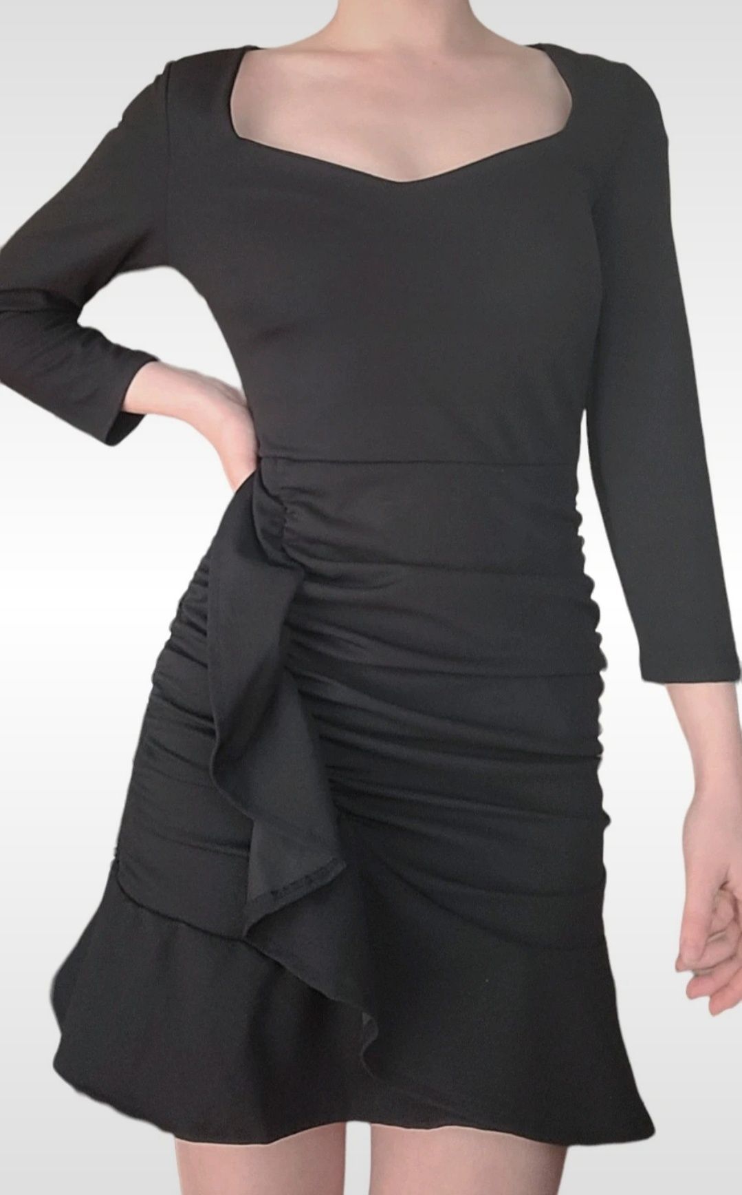 Sukienka mini mała czarna z falbanami ze ściągaczem Mohito gładka basi
