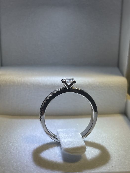 Обручка з діамантами