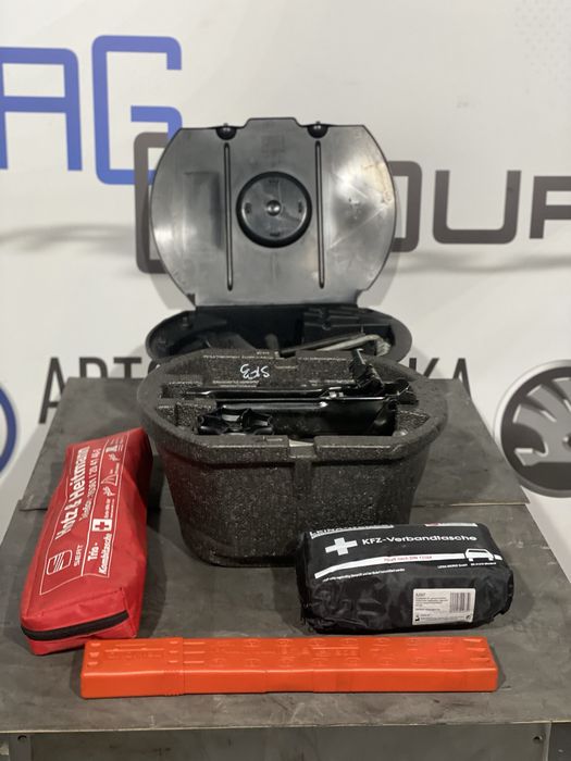 Органайзер під запаску шкода фабія гольф плюс домкрат набір інструмент