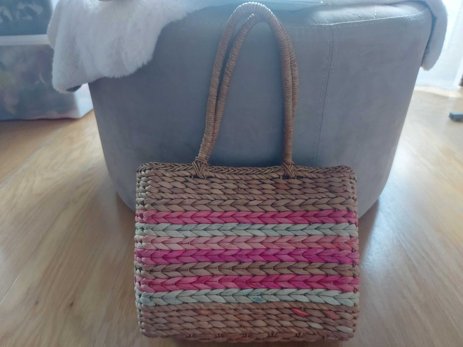 Mala em palha em castanho com pormenor de cores- 7.50 euros