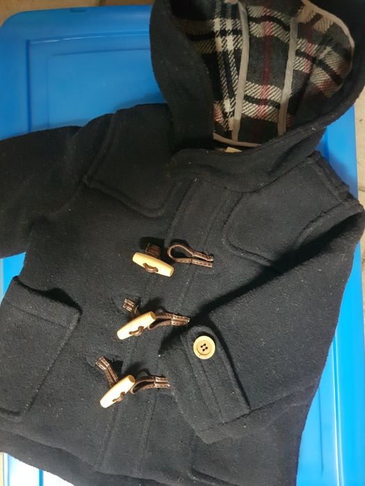 Casaco azul escuro com capuz