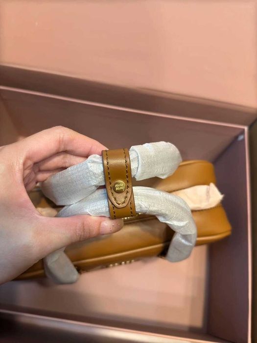 MiuMiu Brązowa Torebka - Antykwa Inspiracja i Moderny Wzór