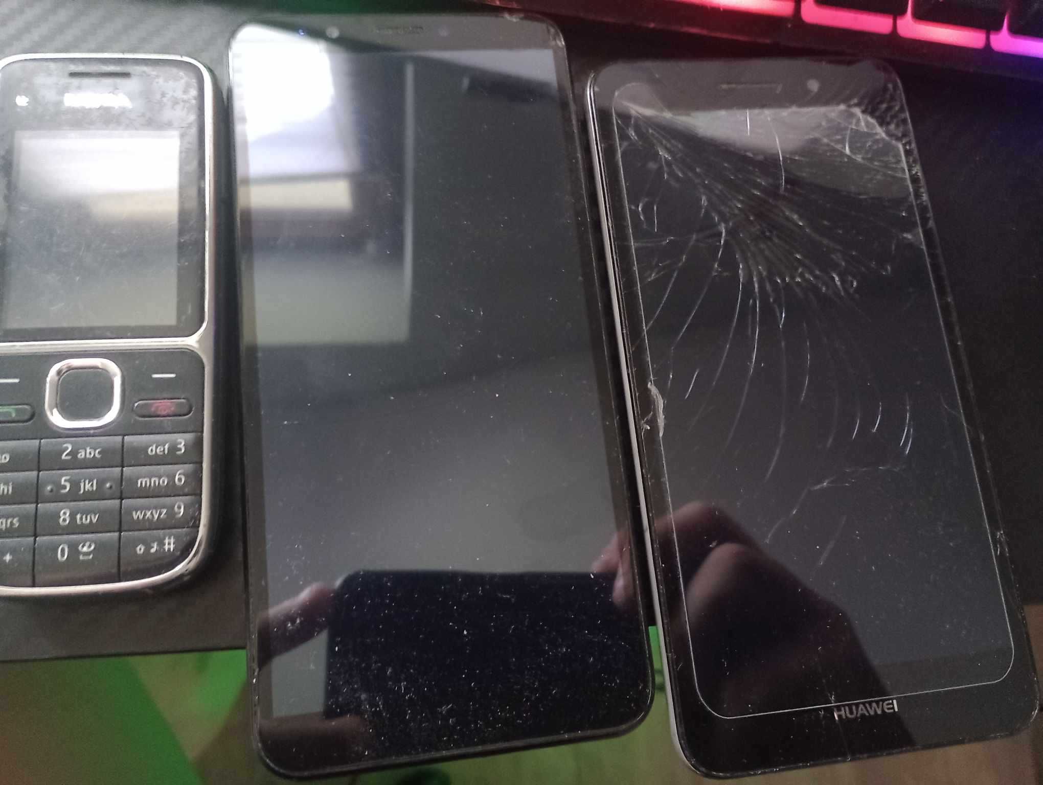 3 zepsuty telefony obydwa marki HUAWEWI i jeden na klawiature nokia