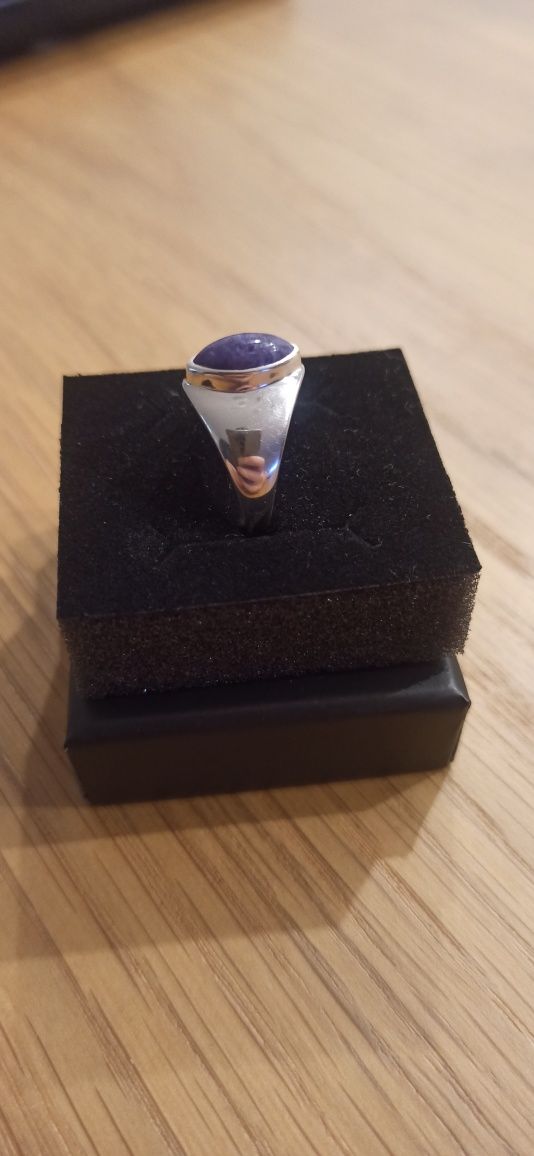 Anel em prata com pedra charoíta