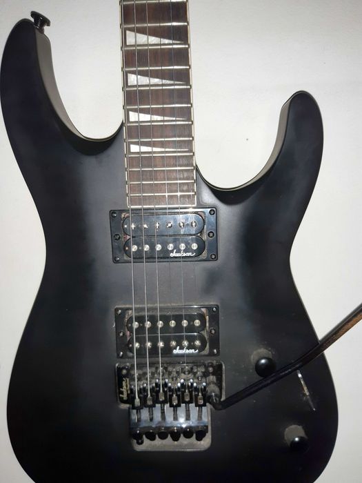 Guitarra Jackson JS32 Dinky com Floyd Rose.