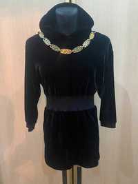 Sukienka : tunika ze złotym łańcuchem