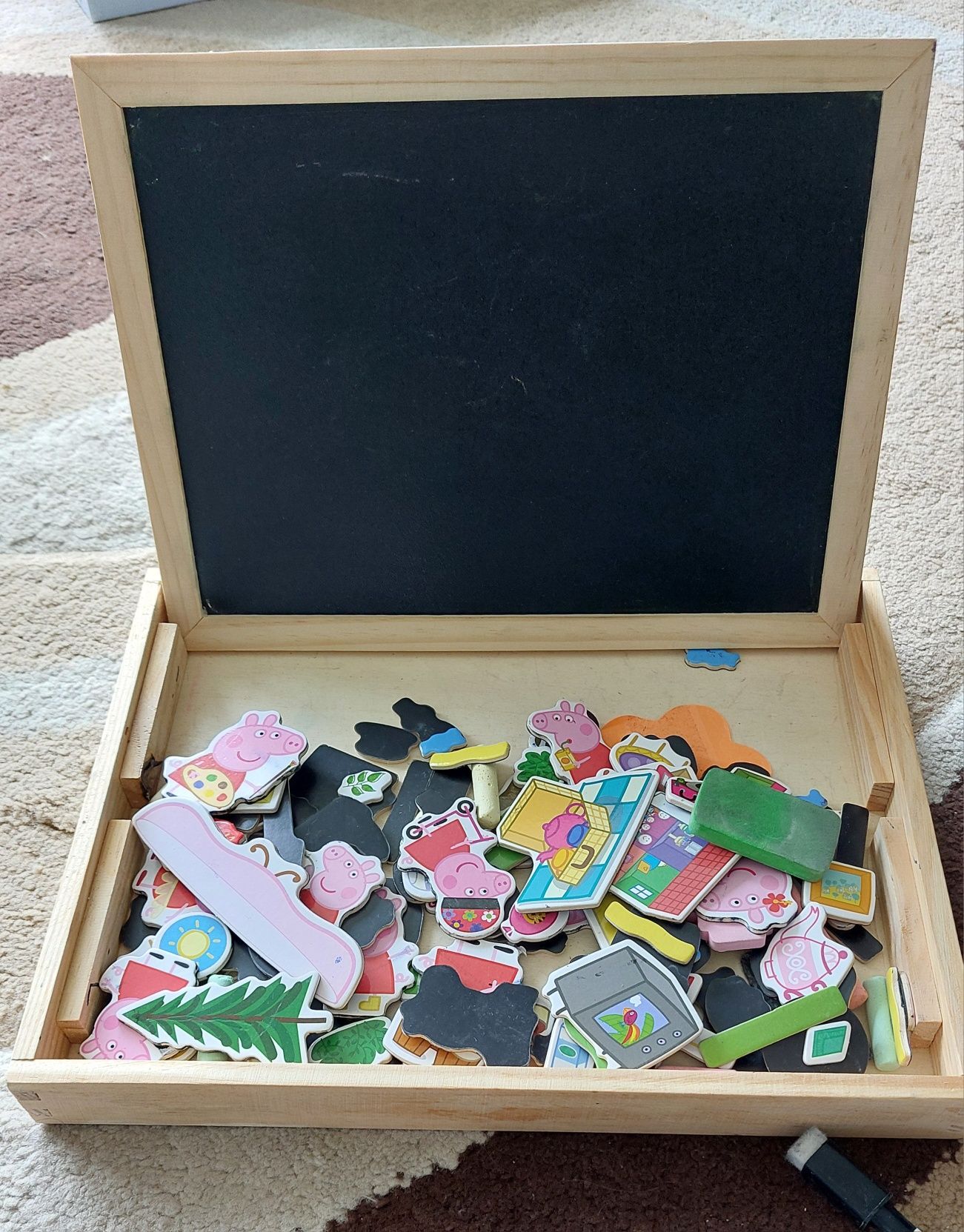 Świnka Peppa puzzle i tablica magnetyczna z magnesami