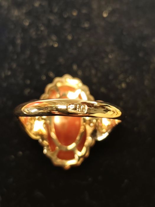 Золотое кольцо 56 пробы с натуральным кораллом и бриллиантами