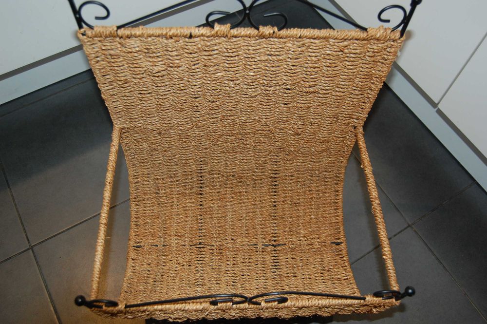 Gazetnik, stojak na gazety z trawy morskiej