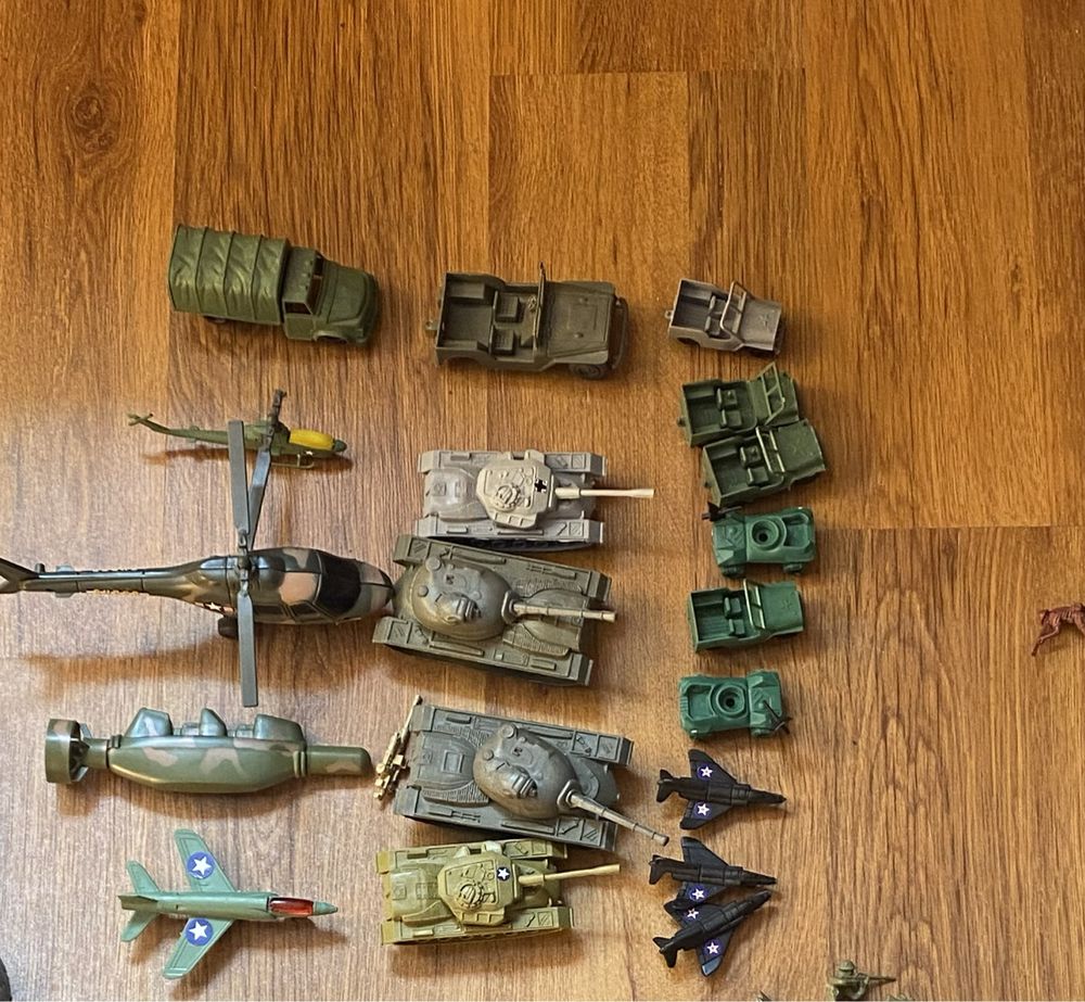 250 żolnierzykow-roznych figurek,pojazdow,flag,barykad oraz wiecej