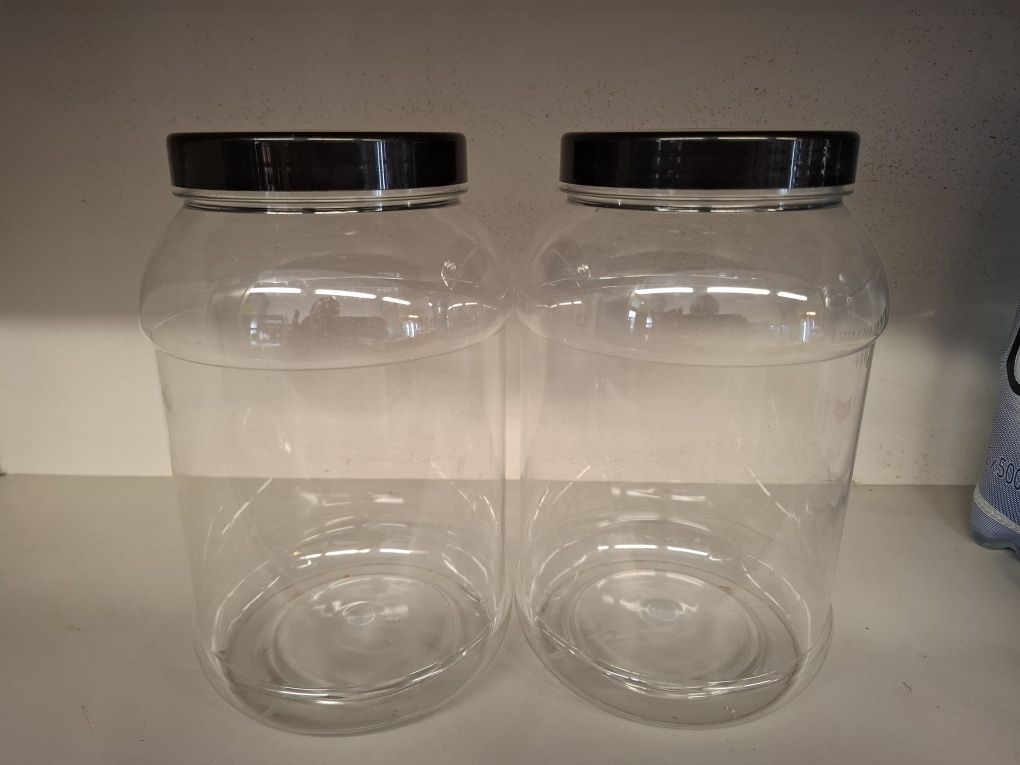 Pojemniki plastikowe 2,5l z zakrętkami