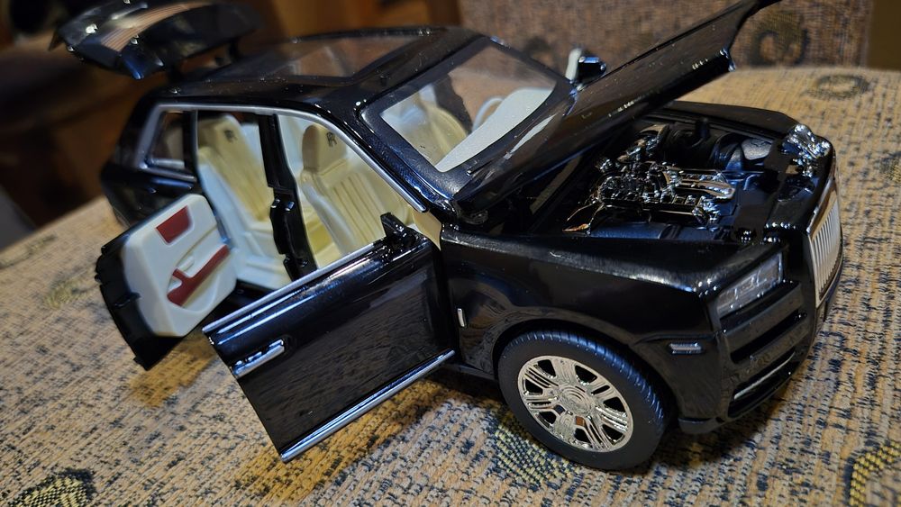 Rolls Royce Cullinan model 1:24