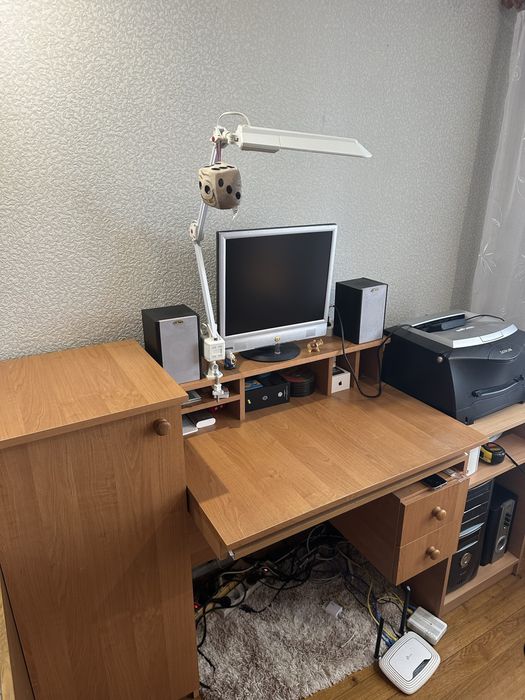 Компʼютерний стіл