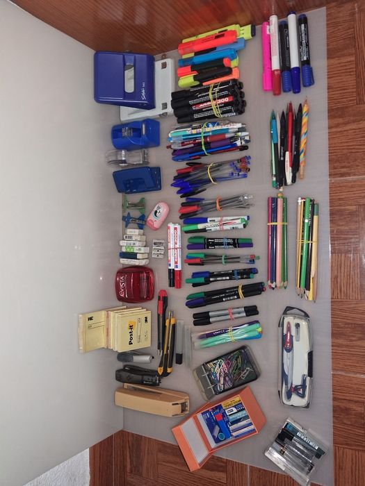 Diverso Material Escolar e de Escritório