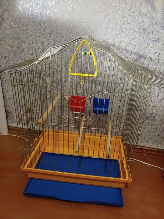 Продам клетку для папугаев ( большая 47х30х62 см)