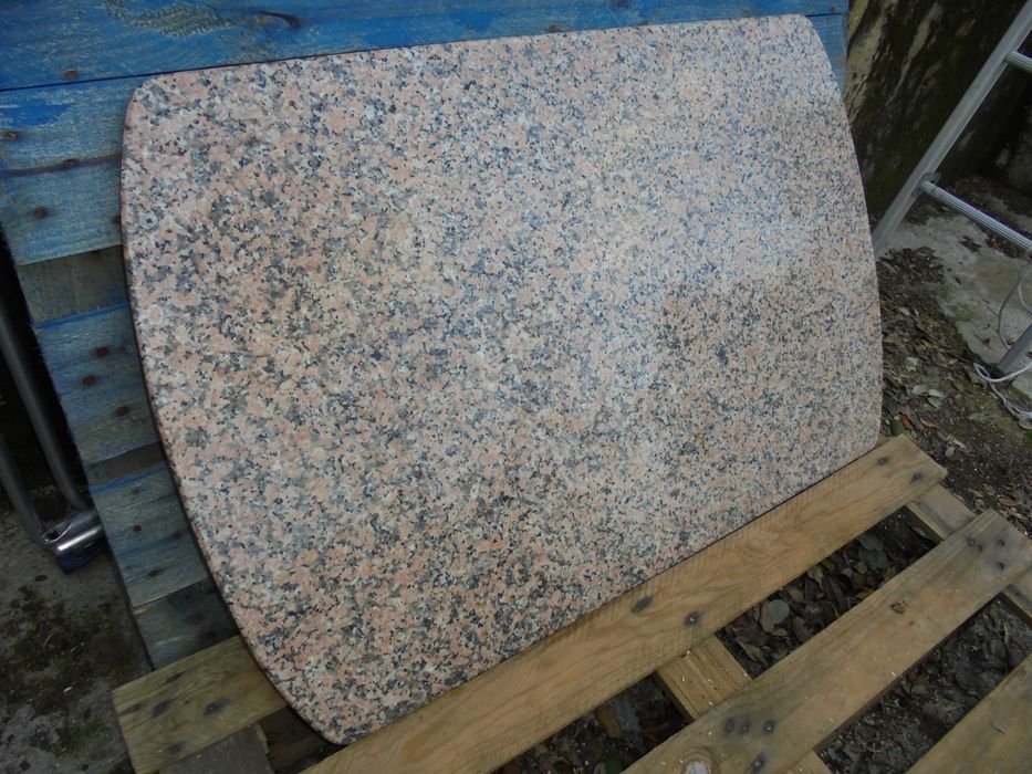 Tampo para mesa de jardim ou cozinha em granito-rosa