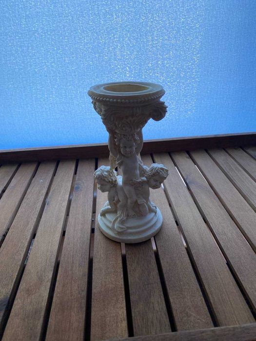 Подсвечник выполненный из поликерамики Ангелы