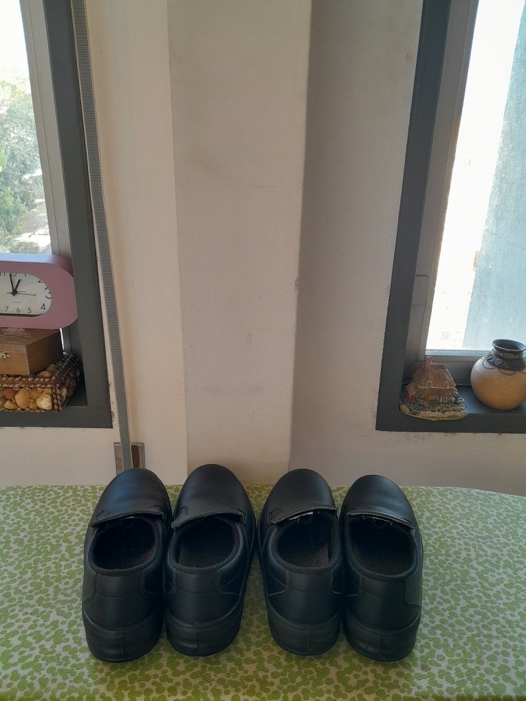 Vendo Dois Pares de Sapatos de Senhor muito bonitos como novos